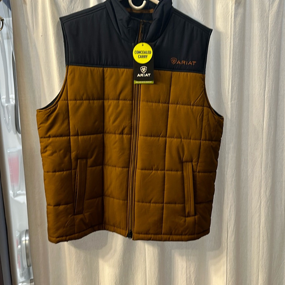 Men’s extra large Ariat concealed carry puffy vest concealed pocket on the left
